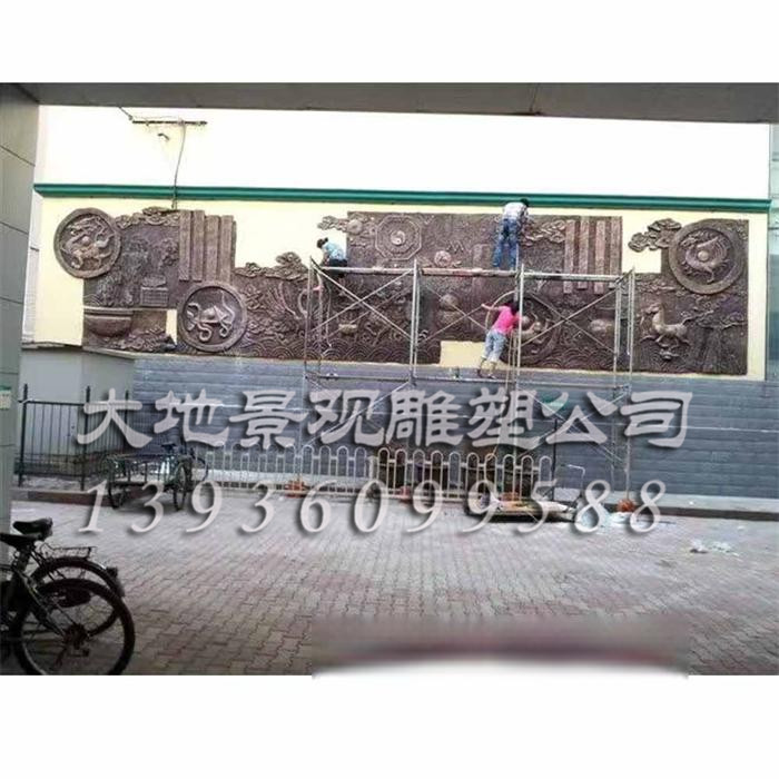 工人在進(jìn)行浮雕壁畫(huà)工作