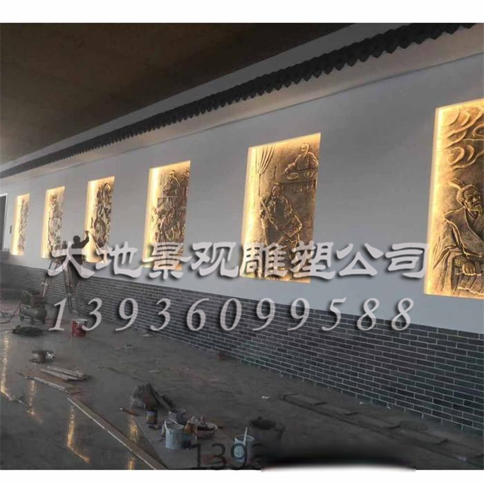工人在驚醒壁雕作業(yè)
