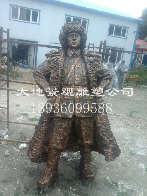 穿軍大衣士兵銅雕