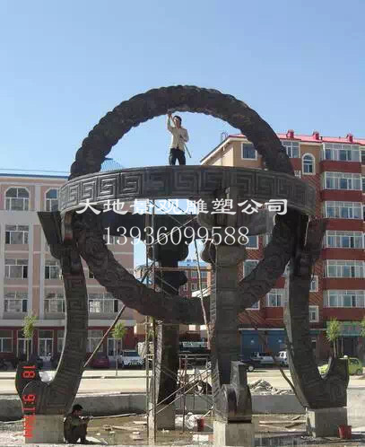 大型銅雕塑，大地景觀工人在制作